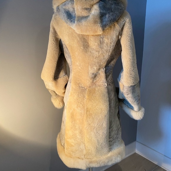 Genuine reversed lamb skin, coat with fox fur trim - Picture 3 of 8